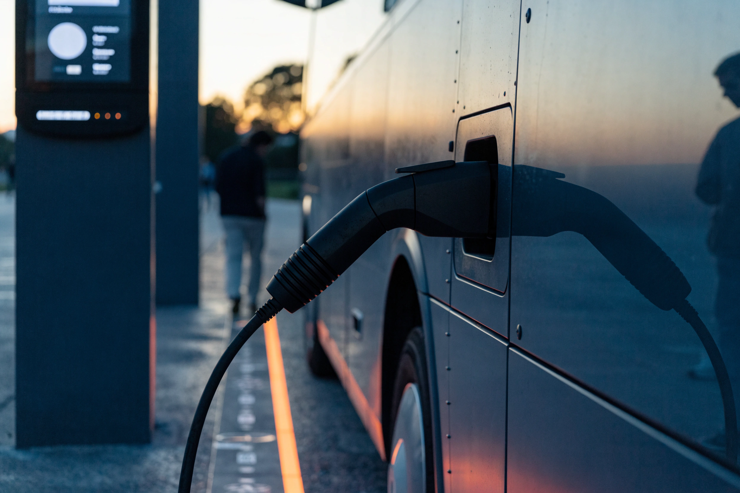 A connector locks into the coach while the platform strip shows a paused state.